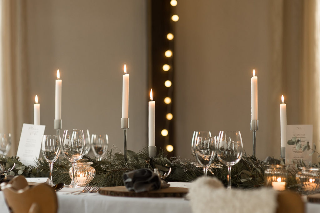 Hochzeit Tischdeko im Gasthaus Einkorn bei Hochzeit in Schwäbisch Hall mit Tischdeko Kerzen auf den Tischen und Lichterketten im Winter