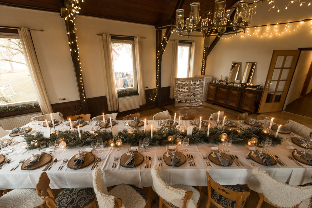 Hochzeit Tischdeko im Gasthaus Einkorn bei Hochzeit in Schwäbisch Hall mit Tischdeko Kerzen auf den Tischen und Lichterketten im Winter im König Karl Saal
