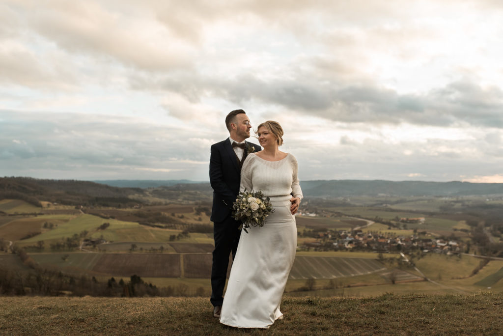 Hochzeit Shooting Einkorn im Winter auf dem Einkorn bei Schwäbisch Hall mit Ausblick über Hohenlohe