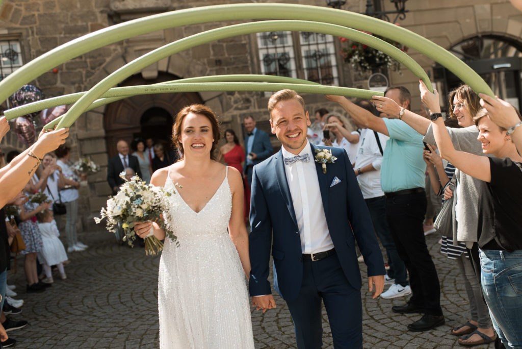 Auszug von Brautpaar vor Rathaus zur Standesamt Hochzeit in Öhringen