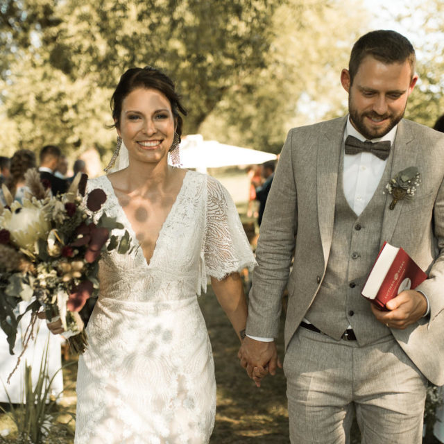 Brautpaar beim Auszug nach Trauung auf Wiese im Corona Sommer auf Landgut Halsberg Hochzeit