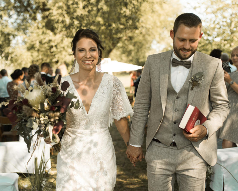 Brautpaar beim Auszug nach Trauung auf Wiese im Corona Sommer auf Landgut Halsberg Hochzeit