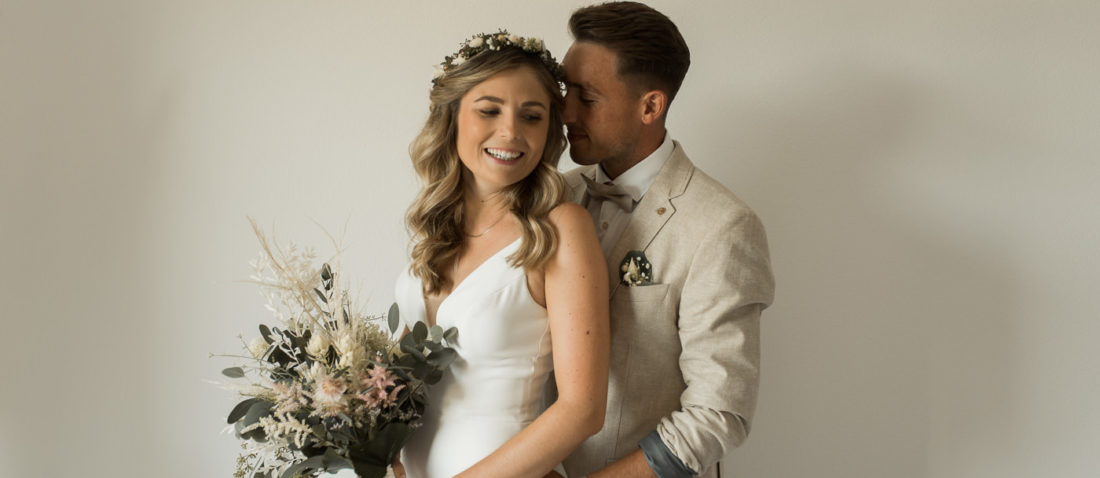 Brautpaar wegen Corona Hochzeit im Garten geplant und mit italienischem Sommer Flair geheiratet