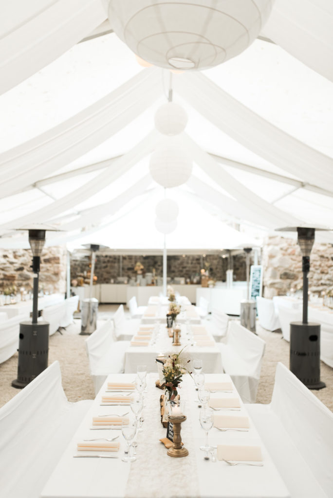 Hochzeitslocation Einkorn Schwäbisch Hall mit weißen Zelt und Lampions am Zelthimmel