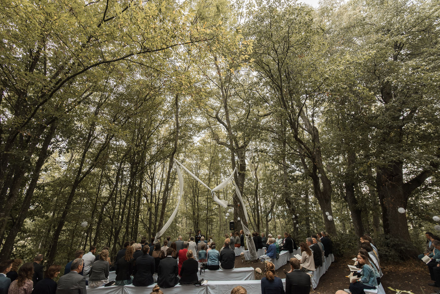 Kirchliche Trauung unter freiem Himmel im Wald bei Ruine des Einkorn Schwäbisch Hall