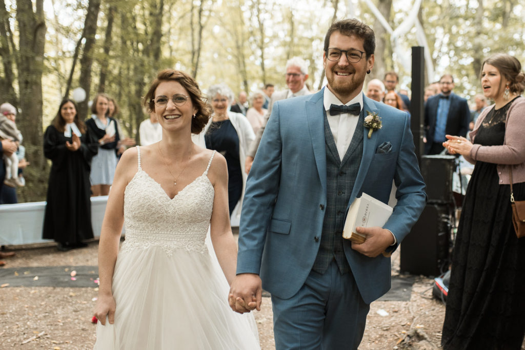 Brautpaar Auszug nach kirchlicher Trauung im Wald auf Hochzeit bei Einkorn Schwäbisch Hall