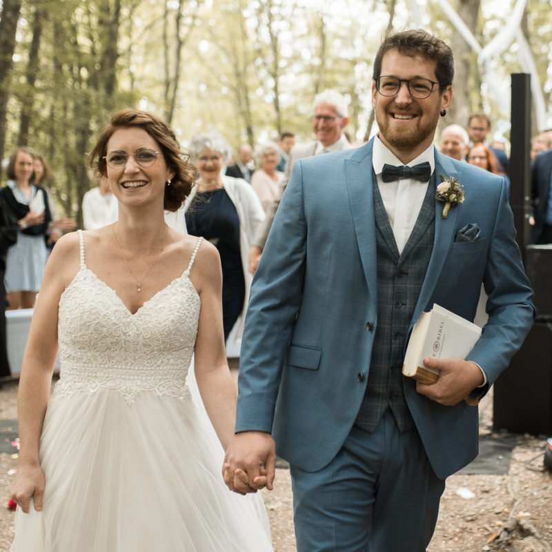 Brautpaar Auszug nach kirchlicher Trauung im Wald auf Hochzeit bei Einkorn Schwäbisch Hall
