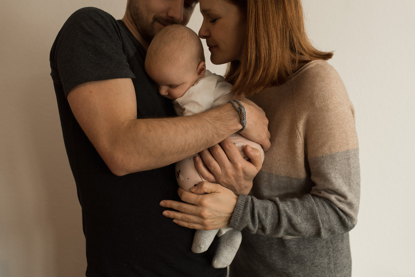 Fotograf für Baby Fotoshooting mit Familie als Homestory zu Hause in Bamberg