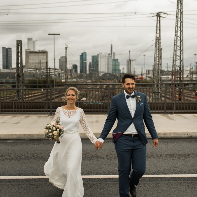 Hochzeit Brautpaar vor Frankfurt Bank Skyline Mainhattan