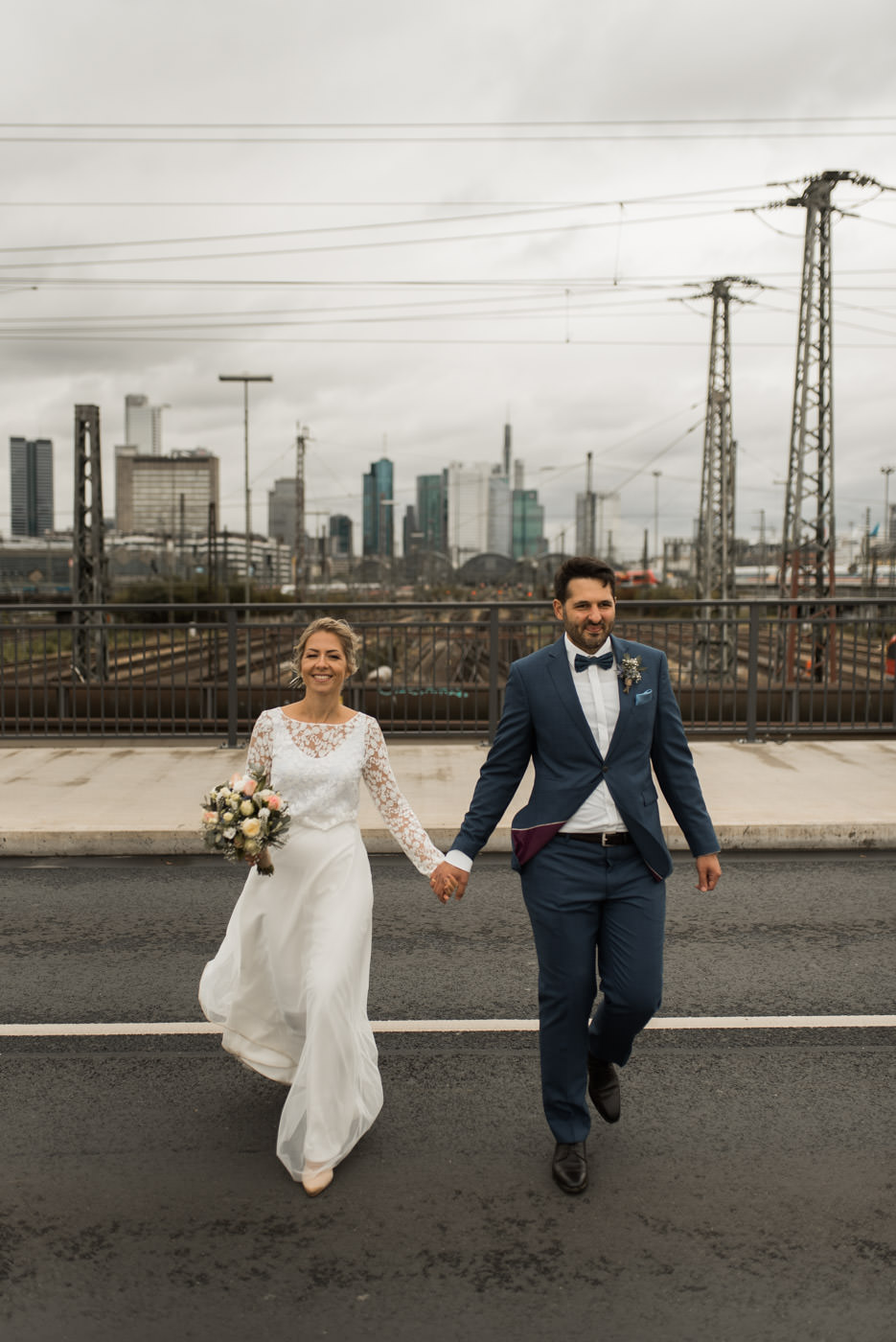Hochzeit Brautpaar vor Frankfurt Bank Skyline Mainhattan
