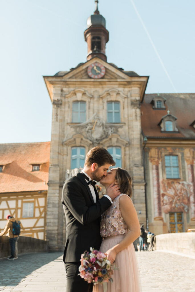 Kuss als Brautpaar nach Standesamt am Alten Rathaus an der Oberen Brücke in Bamberg