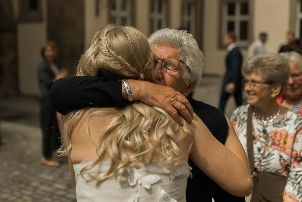 Umarmung bei Gratulation mit Oma bei Hochzeit im Standesamt Schwäbisch Hall