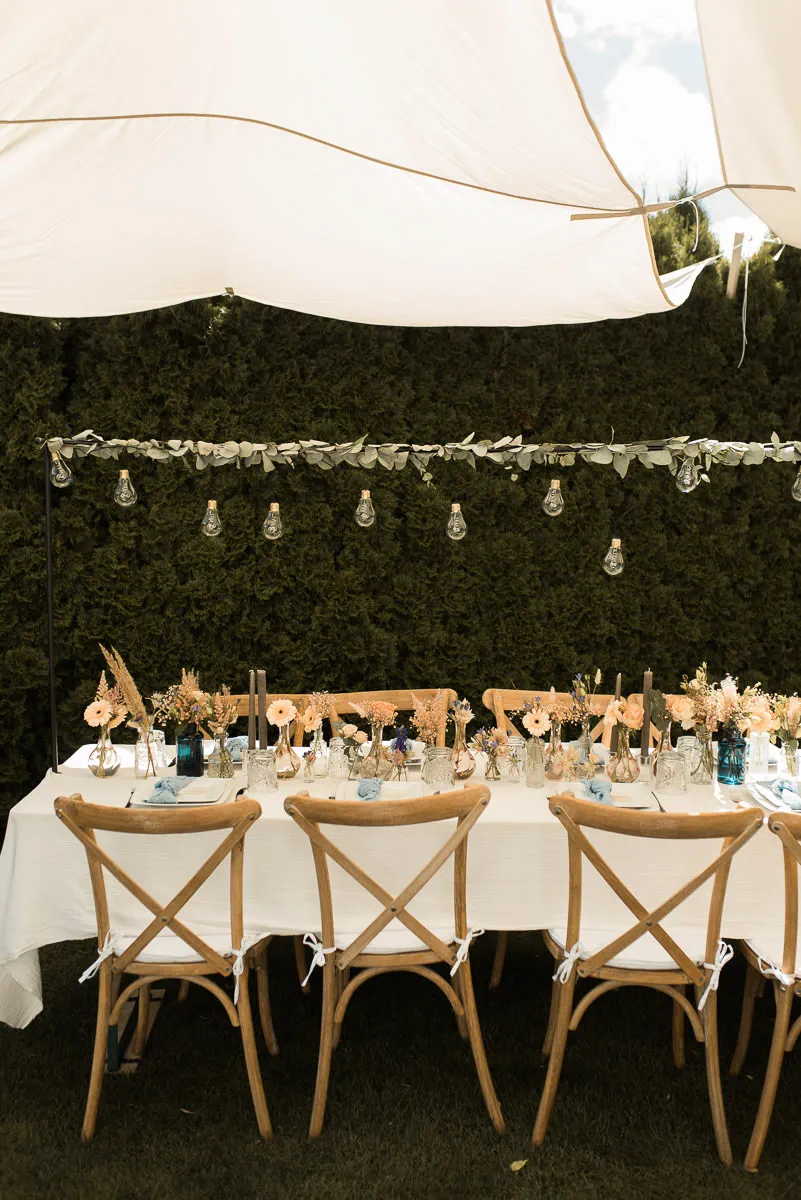 Chross Back Stühle Chairs bei Gartenparty Hochzeit mit langer Tafel und Hängelampen