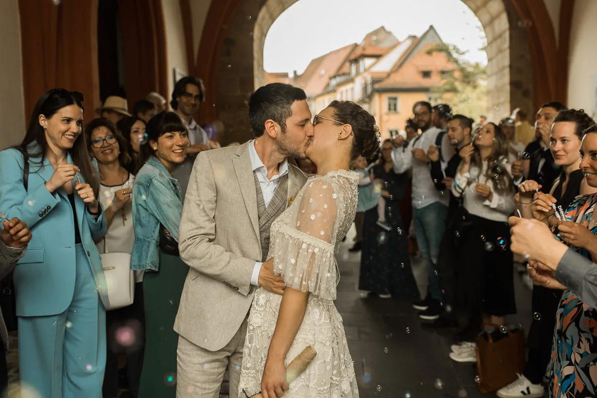 Brautpaar küsst sich am Standesamt Hochzeit im Alten Rathaus Bamberg Rokokosaal auf der oberen Brücke