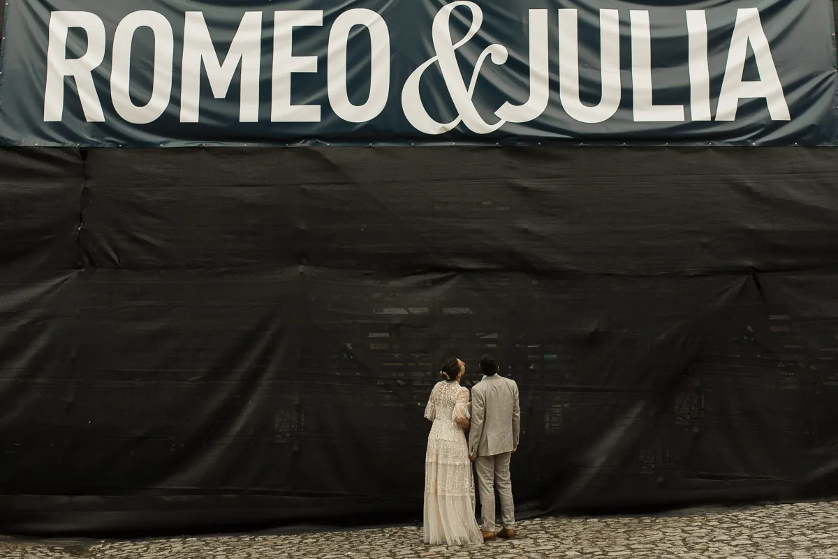 Brautpaar steht bei Hochzeit vor Theaterstück Romeo & Julia in Bamberg