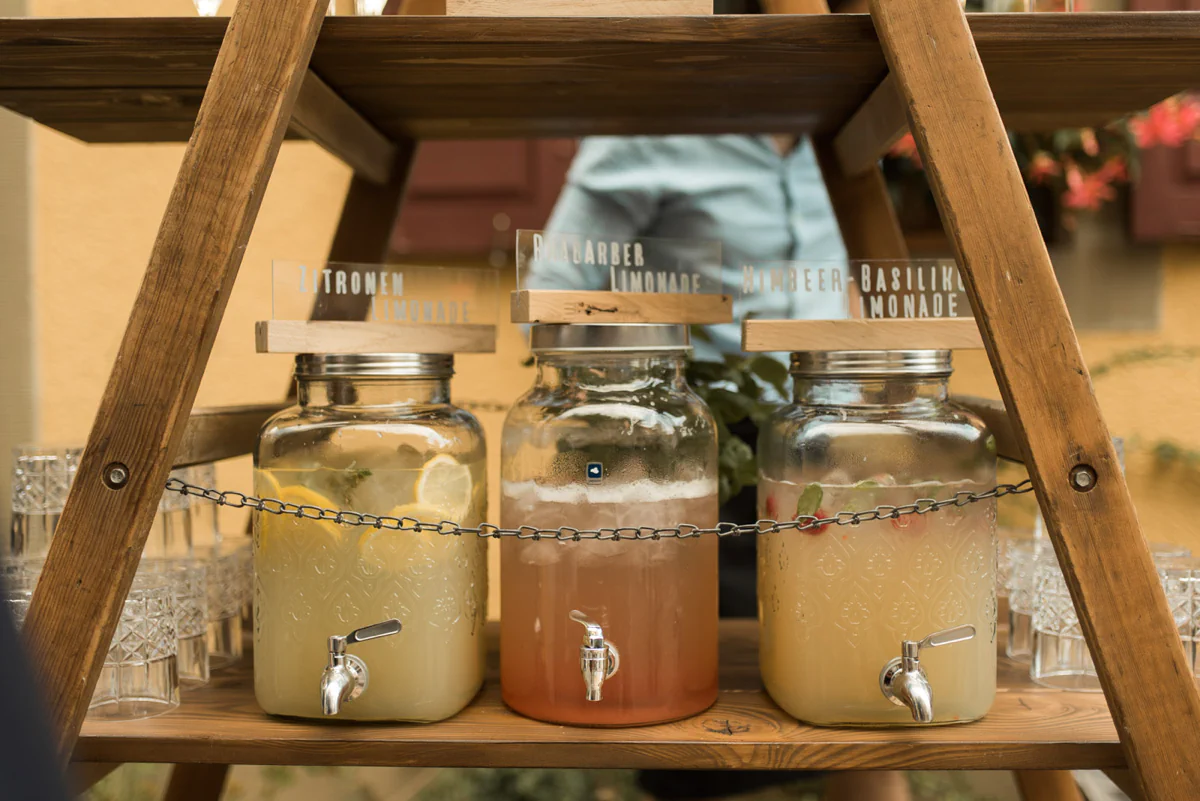 Abkühlung durch Drinks von herbarium mobile Bar für Hochzeit