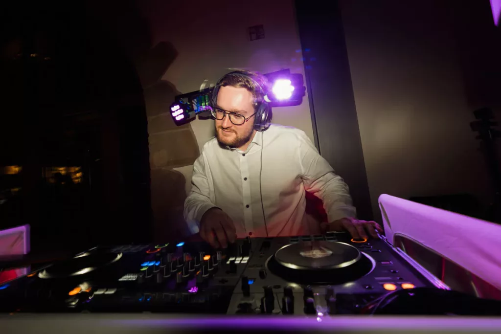 DJ Elias Schreml auf Hochzeit in Eventscheune Gut Ludwigsruhe