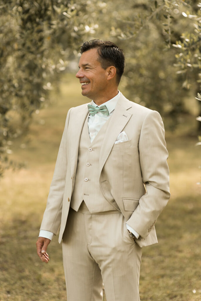 Bräutigam bei Hochzeit am Gardasee zwischen Olivenbäumen