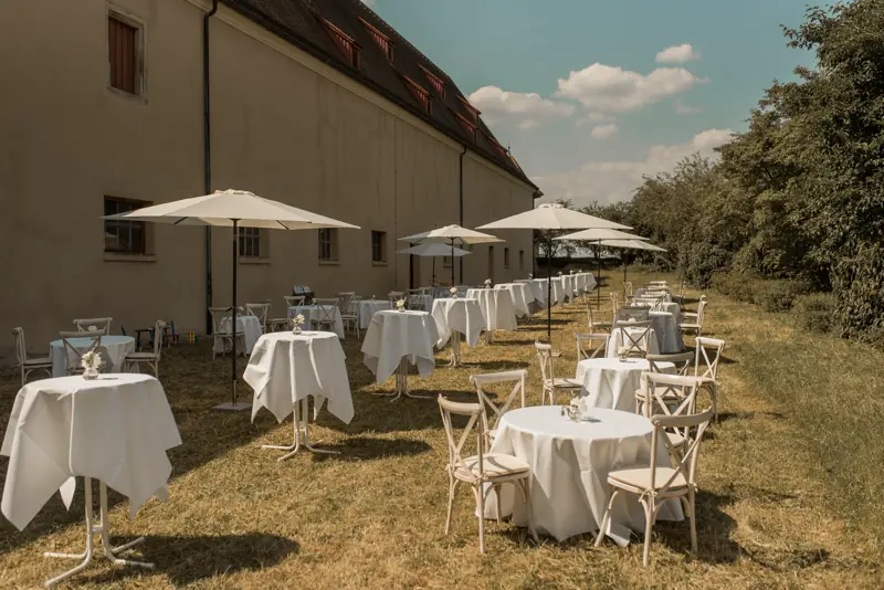 Sektempfang mit Sommer Schirmen und Hochzeitsdeko in White Rezeption in Schloss Ellwangen