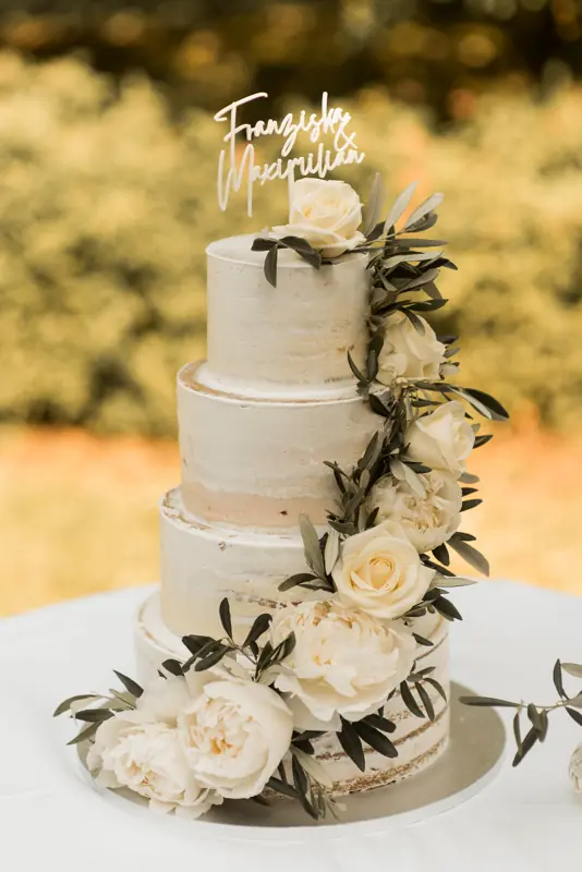 Weiße Hochzeitstorte und Naked Cake in weiß mit Olivenzweig Deko und Rosen von Sweet Romantza aus Nürnberg