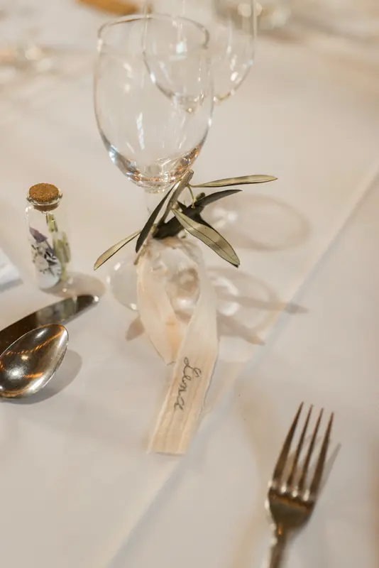Namenskarte Alternative auf Hochzeit mit Name auf Leinentuch gebunden an Glas