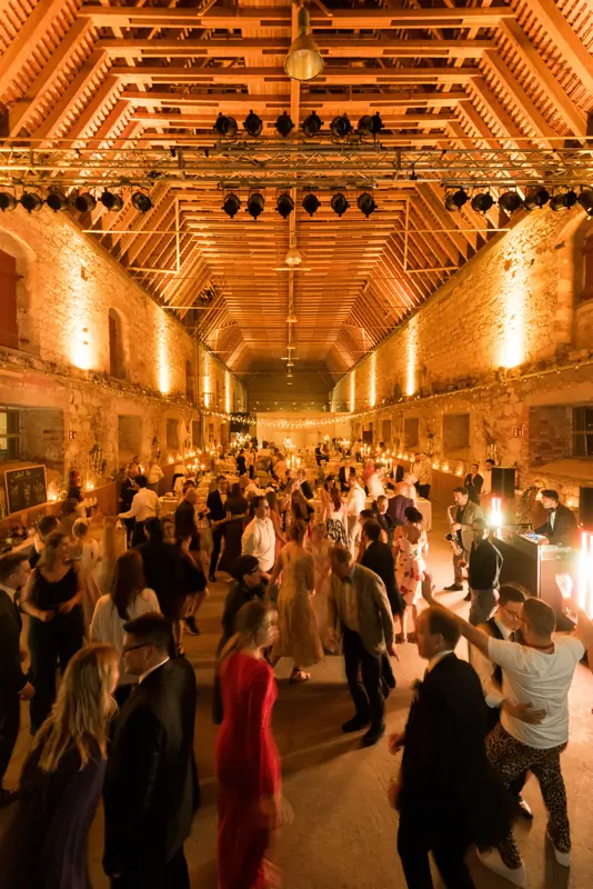 Hochzeitslocation mit Große Stallung ehemals Schafstall in Schloss Ellwangen in der Nacht auf Tanzfläche