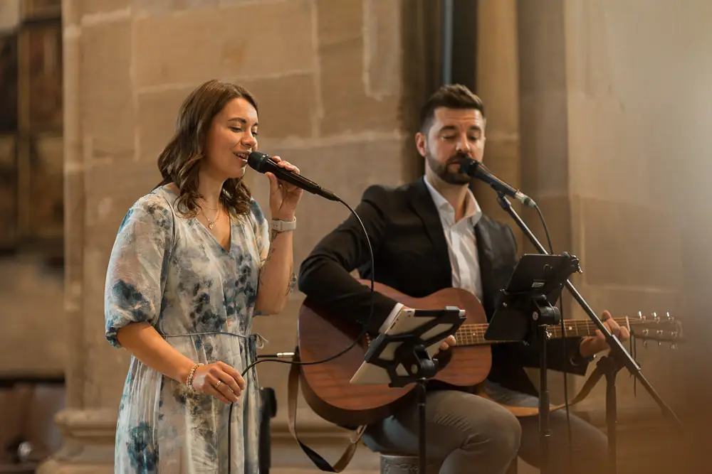 Gesang am Hochzeitstag in Bamberg in Kirche während Trauung von Alexandra Vocals und Frank Galster von Herzwerk Livemusik