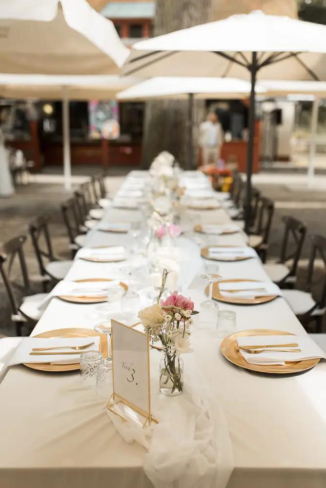 Outdoor Hochzeit mit Tischdeko in Hochzeitslocation Bootshaus Bamberg