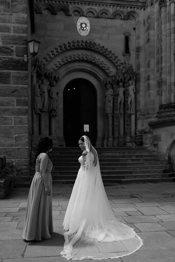 Braut vor Bamberger Dom mit Brautkleid und Schleier von Oh Yes Bridal Atelier in Forchheim