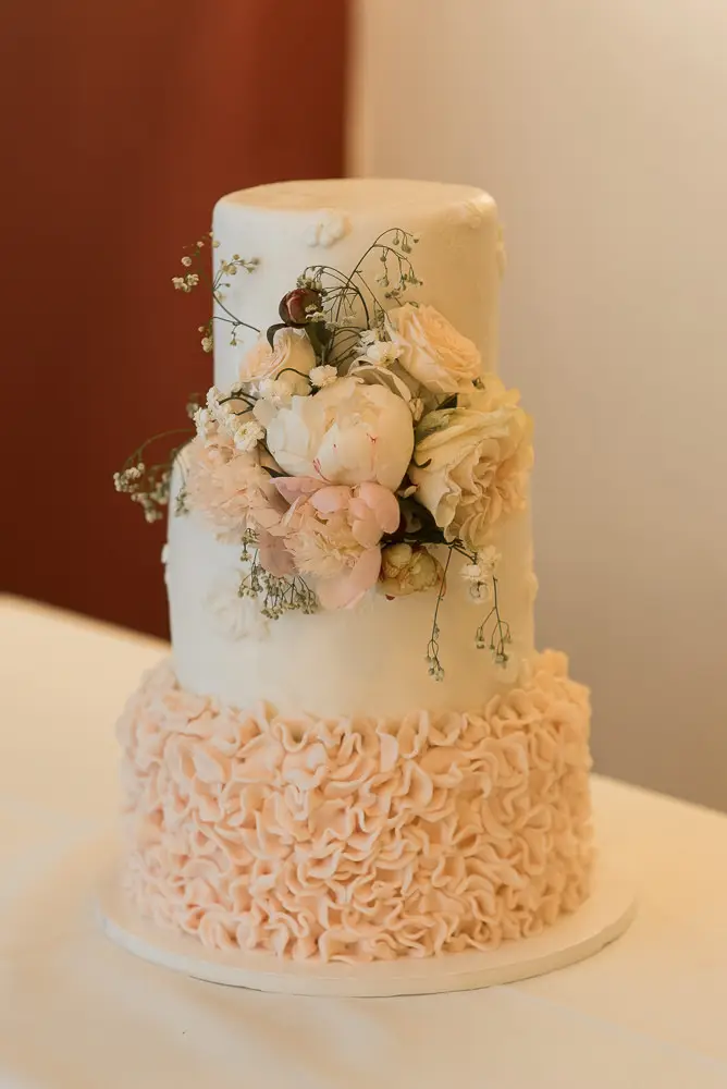 Elegante Hochzeitstorte von Cafe am Dom in Bamberg bei Bootshaus Hochzeit